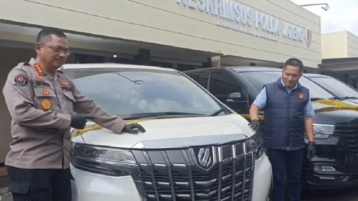 Polisi saat menunjukkan barang bukti di kasus Tindak Pidana Pencucian Uang (TPPU) dengan modus investasi fiktif bisnis sarang burung walet, Selasa (31/3/2026).