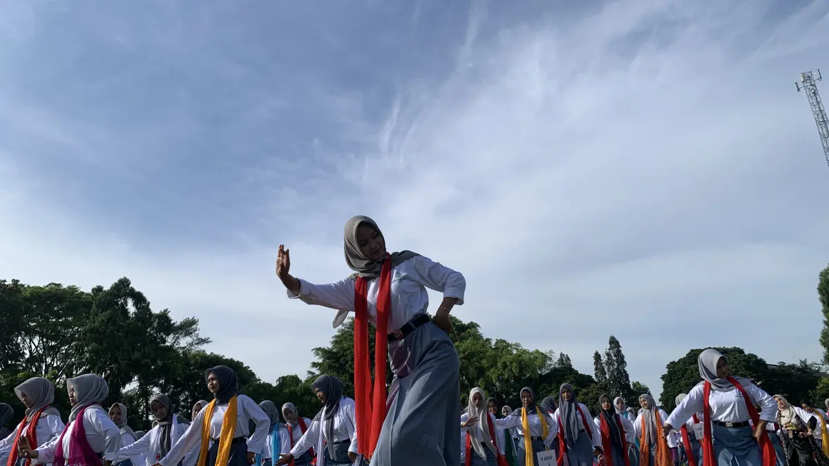 Ribuan siswa SMK Negeri 1 Temanggung kompak menari masal di Lapangan Maron, Sidorejo, Temanggung, Selasa (31/3/2026) (Devi Khofifatur Rizqi/Jawa Pos Radar Magelang)