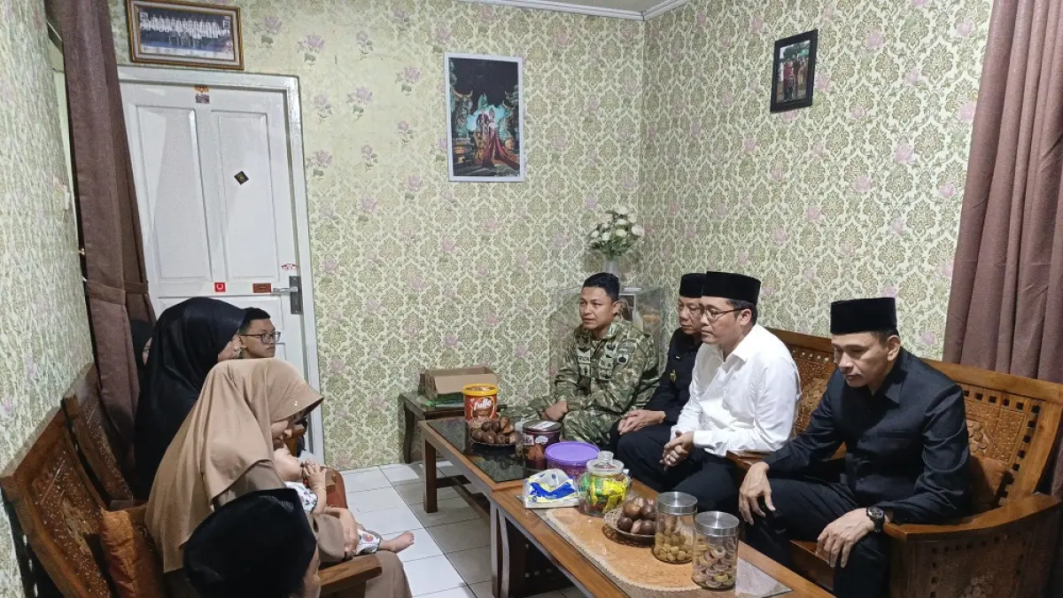 

Bupati Magelang Grengseng Pamuji bersama Dandim 0705/Magelang Letkol Inf Afrizal Rakhman dan Wakil Bupati Sahid serta Ketua DPRD Kabupaten Magelang Sakir melayat di rumah duka Sertu Muhammad Nur Ichwan di Dusun Deyangan RT 01 RW 03, Desa Deyangan, Kecamatan Mertoyudan. (ROFIK SYARIF/ JAWA POS RADAR MAGELANG)
