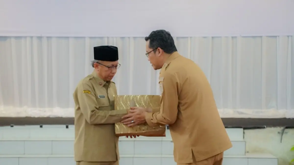 Bupati Magelang Grengseng Pamuji memberikan kenang-kenangan kepada Sekda Kabupaten Magelang Adi Waryanto yang memasuki masa pensiun. (ISTIMEWA)