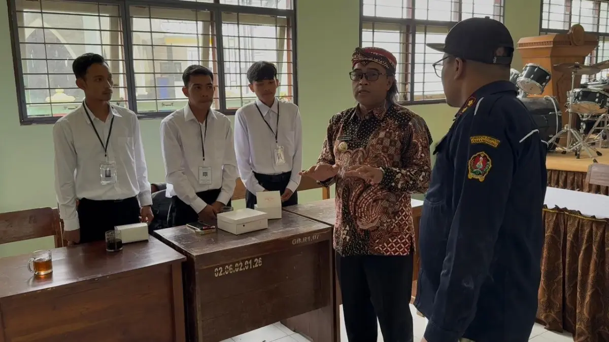 Bupati Temanggung Agus Setyawan saat meninjau ujian berbasis computer assisted test (CAT) di SMKN 1 Jumo, untuk seleksi perangkat desa. (Istimewa) 