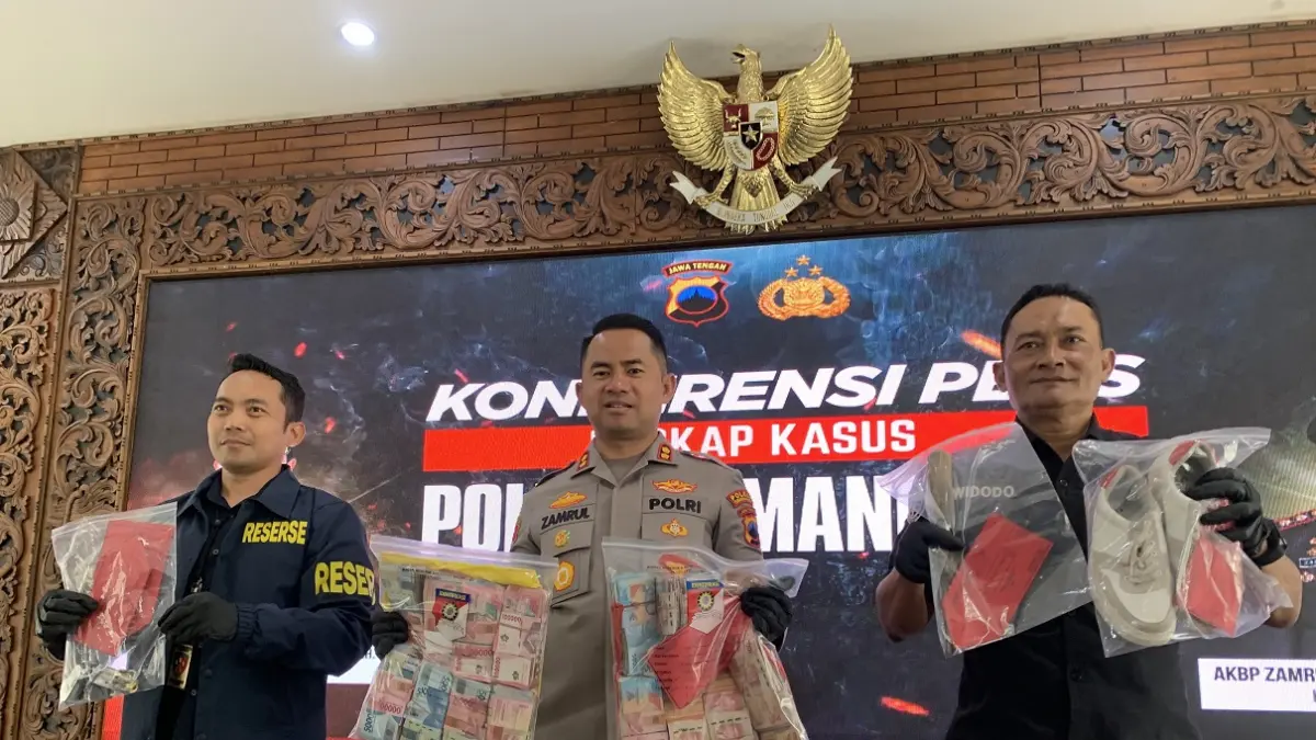 Kapolres Temanggung AKBP Zamrul Aini bersama jajarannya mengungkap dua kasus pencurian. (Devi Khofifatur Rizqi/Jawa Pos Radar Magelang)
