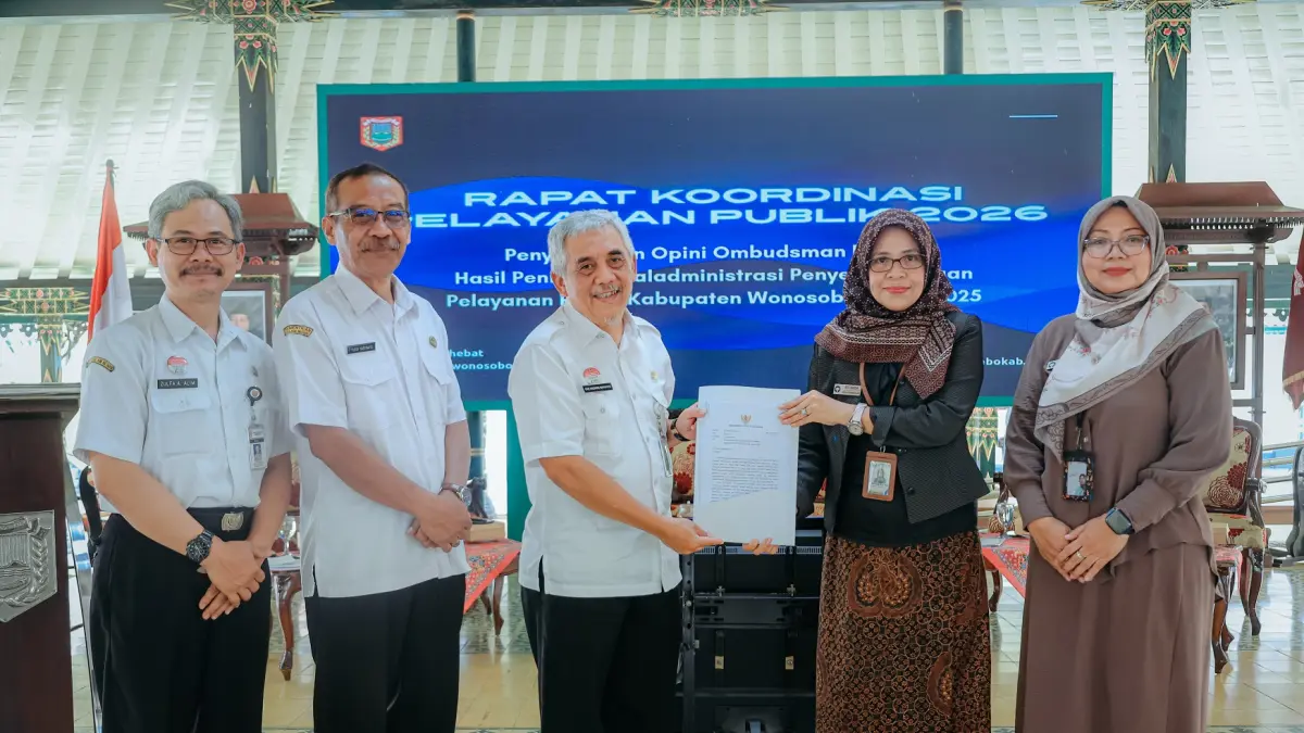 Sekda One Andang Wardoyo menerima hasil penilaian opini dari Kepala Perwakilan Ombudsman Jawa Tengah Siti Farida di Pendopo Kabupaten, Rabu (1/4/2026).