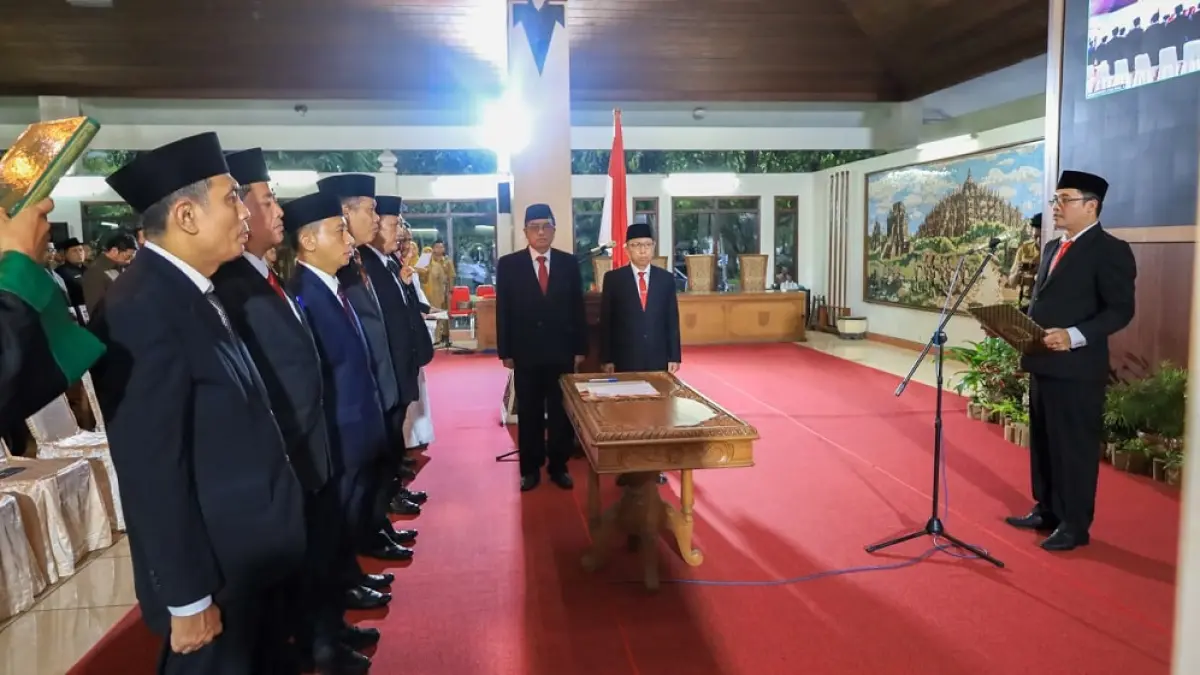 Bupati Magelang Grengseng Pamuji saat mengukuhkan 31 pejabat dan melantik enam PNS di Pendopo Kompleks Setda Kabupaten Magelang, Selasa (30/3/2026) sore. (ISTIMEWA)

&nbsp;