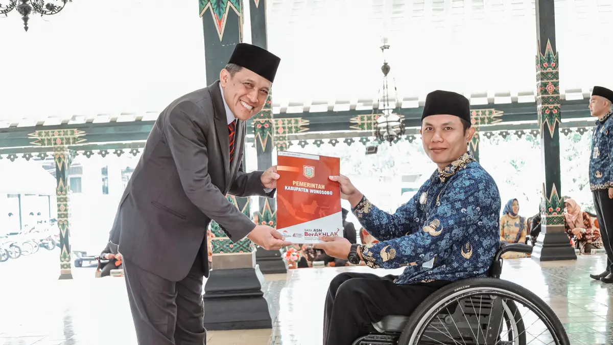 Bupati Wonosobo Afif Nurhidayat menyerahkan dokumen pelantikan ASN di Pendopo Kabupaten Kamis (2/4/2026). (Prokompim Wonosobo for Jawa Pos Radar Magelang).