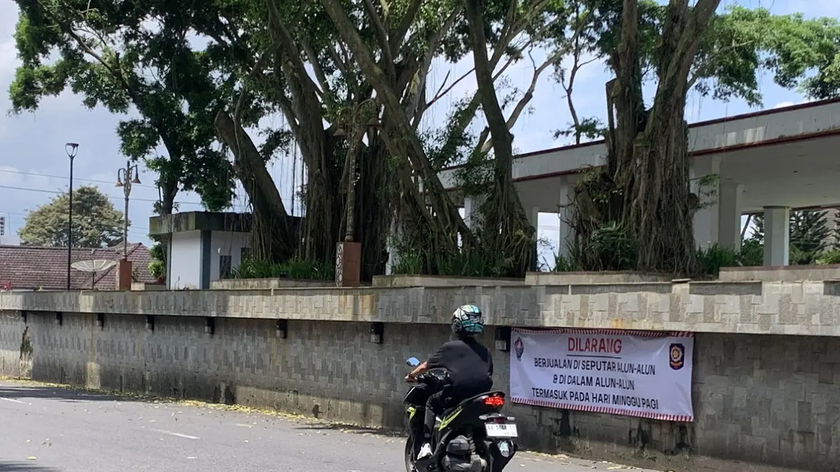 Kawasan Alun-alun Temanggung steril dari pedagang kaki lima. Spanduk larangan berjualan di kawasan ini dipasang di beberapa sisi alun-alun. (Devi Khofifatur Rizqi/Jawa Pos Radar Magelang).