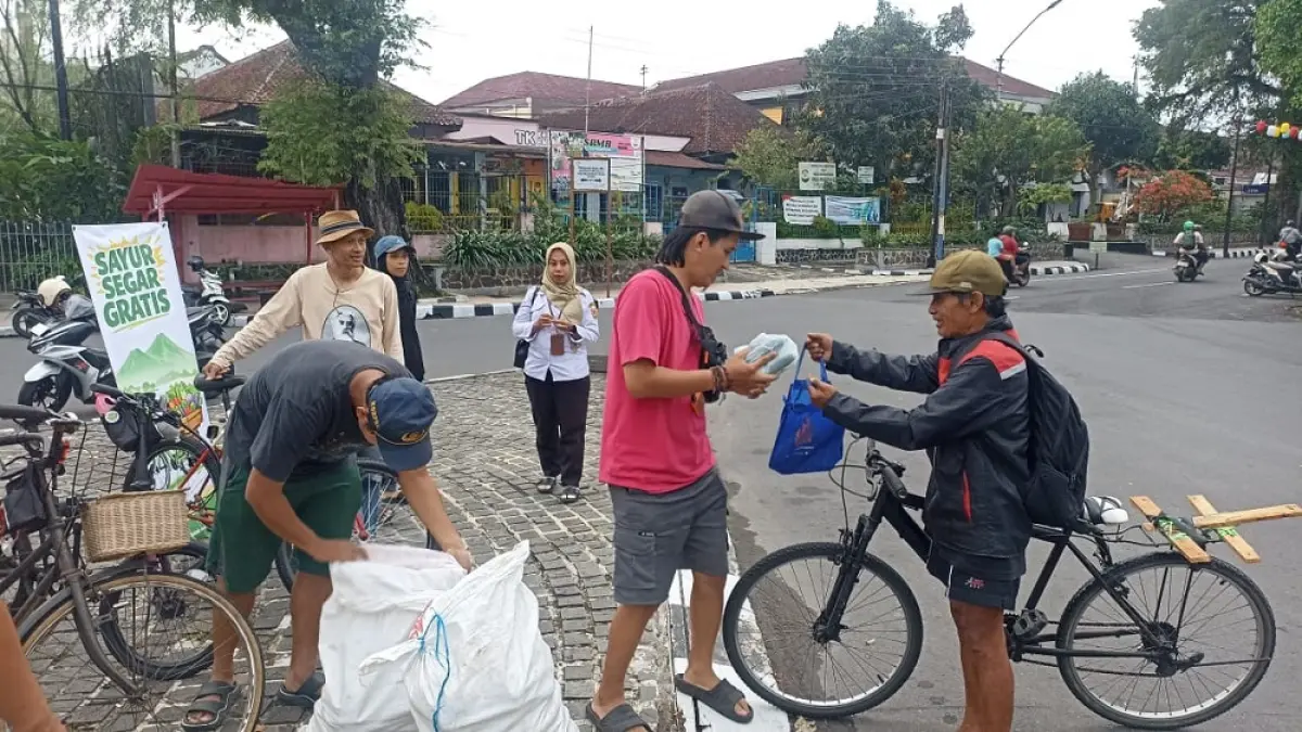 Pegiat sepeda Kota Magelang membagikan sayur kepada masyarakat yang melintas, Rabu (1/4/2026) di kawasan Alun-alun Kota Magelang. (ISTIMEWA)