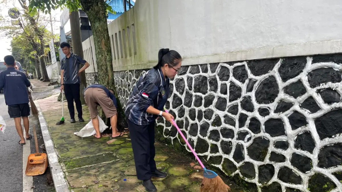 Sekelompok warga binaan tampak sibuk membersihkan halaman, Kamis (2/4). 