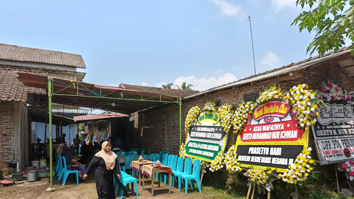Suasana di rumah duka Sertu Muhammad Nur Ichwan di Deyangan, Mertoyudan, Kabupaten Magelang dipenuhi karangan bunga duka cita.&nbsp;(ROFIK SYARIF GP/JAWA POS RADAR MAGELANG)