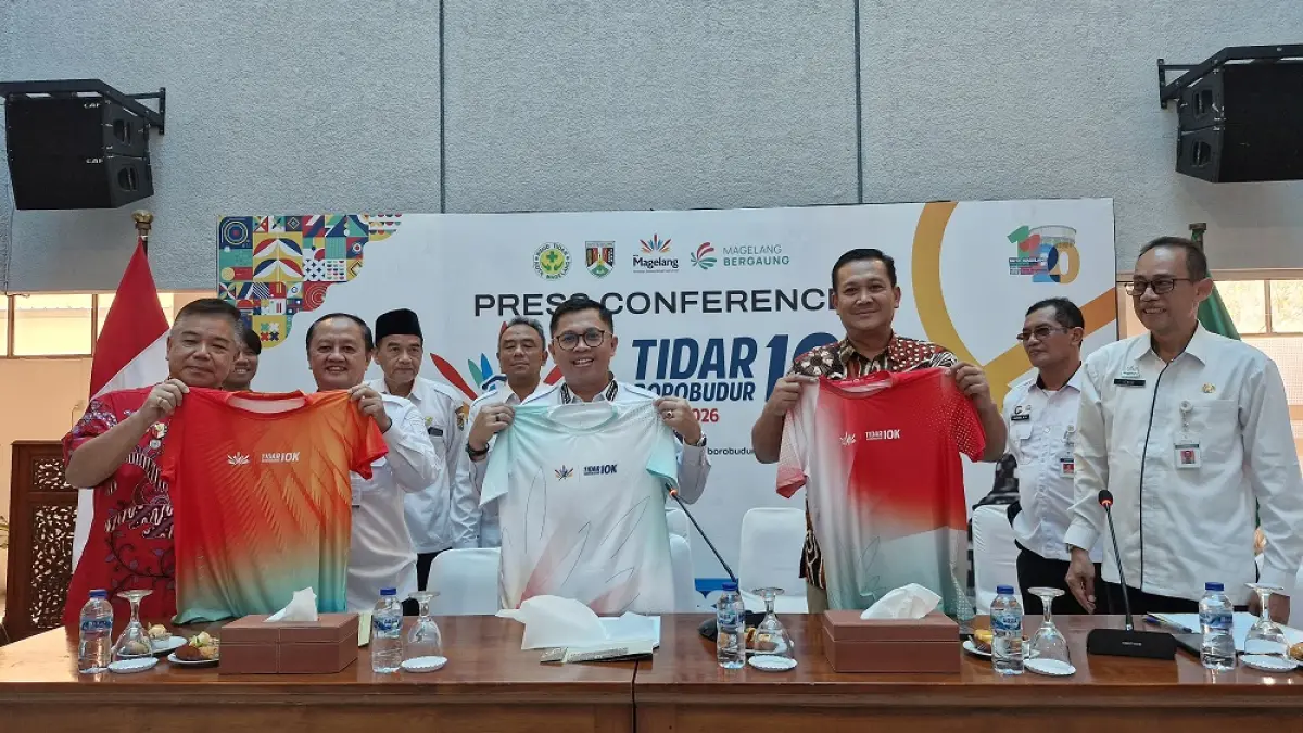 Wali Kota Magelang Damar Prasetyono dan Wakil Wali Kota Magelang dr Sri Harso menunjukkan jersey Tidar Borobudur 10K, Rabu (1/4/2026). (PUPUT PUSPITASARI/JAWA POS RADAR MAGELANG)