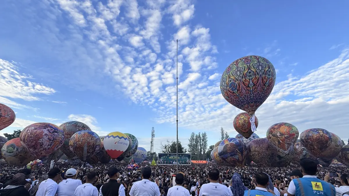 Penerbangan balon udara yang menjadi puncak acara Festival Mudik Wonosobo 2026 di alun-alun setempat menjadi magnet wisatawan. (Istimewa)