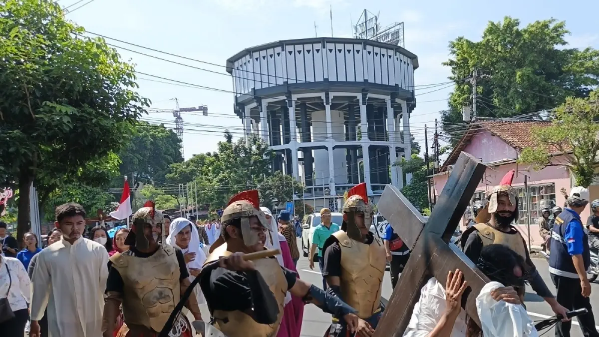 Ribuan umat Katolik antusias mengikuti prosesi jalan salib yang digelar Gereja Katolik Paroki St. Ignatius Magelang, Jumat (3/4/2026) pagi. (ROFIK SYARIF/ JAWAPOS RADAR MAGELANG)