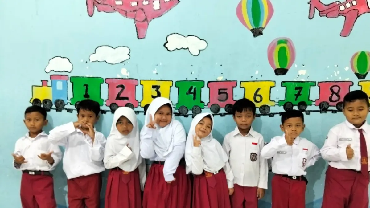 Anak-anak SD Negeri Baturono Kecamatan Salam sebelum mendapatkan seragam dan setelah menerima seragam baru realisasi dari program Pinter Ngaji Pinter Sekolah Bocahe. (Istimewa)
