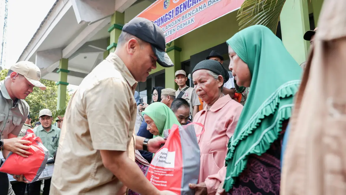 Gubernur Jawa Tengah Ahmad Lurhfi menyerahkan bantuan pada korban banjir di wilayah Demak. (Istimewa)