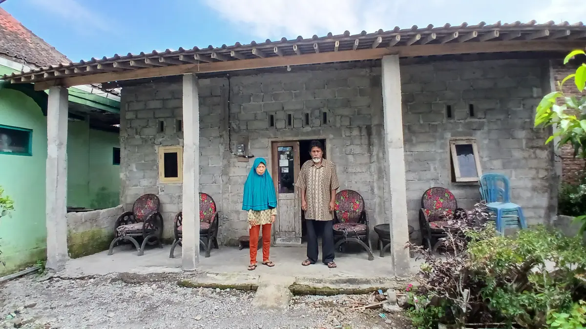 Istiarso dan istrinya Waryanti, di depan rumah yang telah direhab dalam program penanganan RTLH. (Lis Retno Wibowo/Jawa Pos Radar Magelang).
