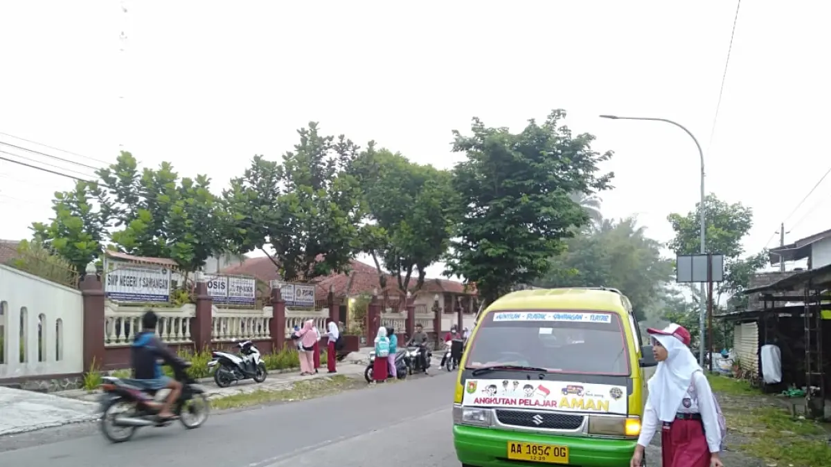 Pelajar di Kabupaten Magelang berangkat dan pulang sekolah menumpang angkutan gratis yang merupakan program dari Pemkab Magelang. (Istimewa)