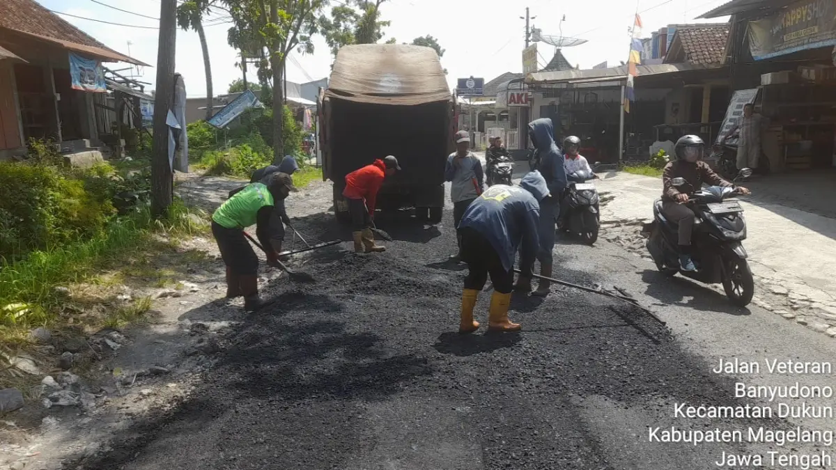 Pemeliharaan jalan di Banyudono, Kecamatan Dukun. Pembangunan infrastruktur salah satu program prioritas Bupati Magelang Grengseng Pamuji dan Wakil Bupati Sahid.
