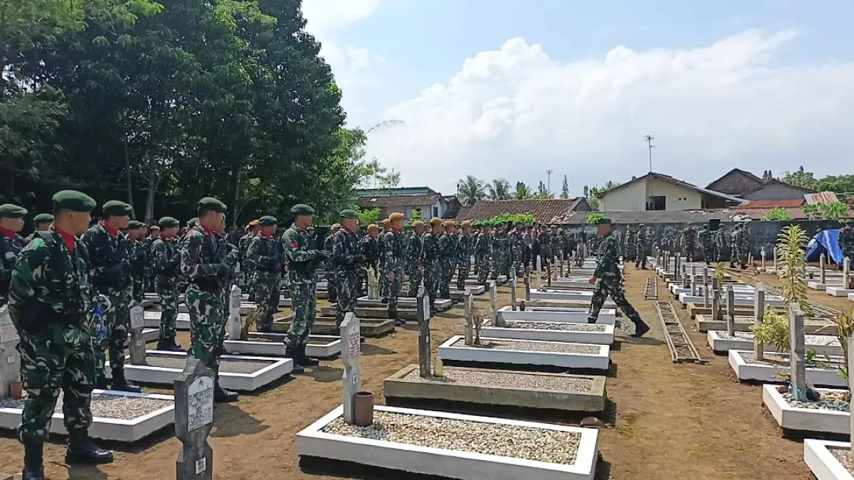 Proses gladi upacara pemakaman Sertu Ichwan di Taman Makam Pahlawan (TMP) Giridharmoloyo, Cawang, Magelang, Sabtu (4/4_2026).. (Rofik Syarif GP/Jawa Pos Radar Magelang).