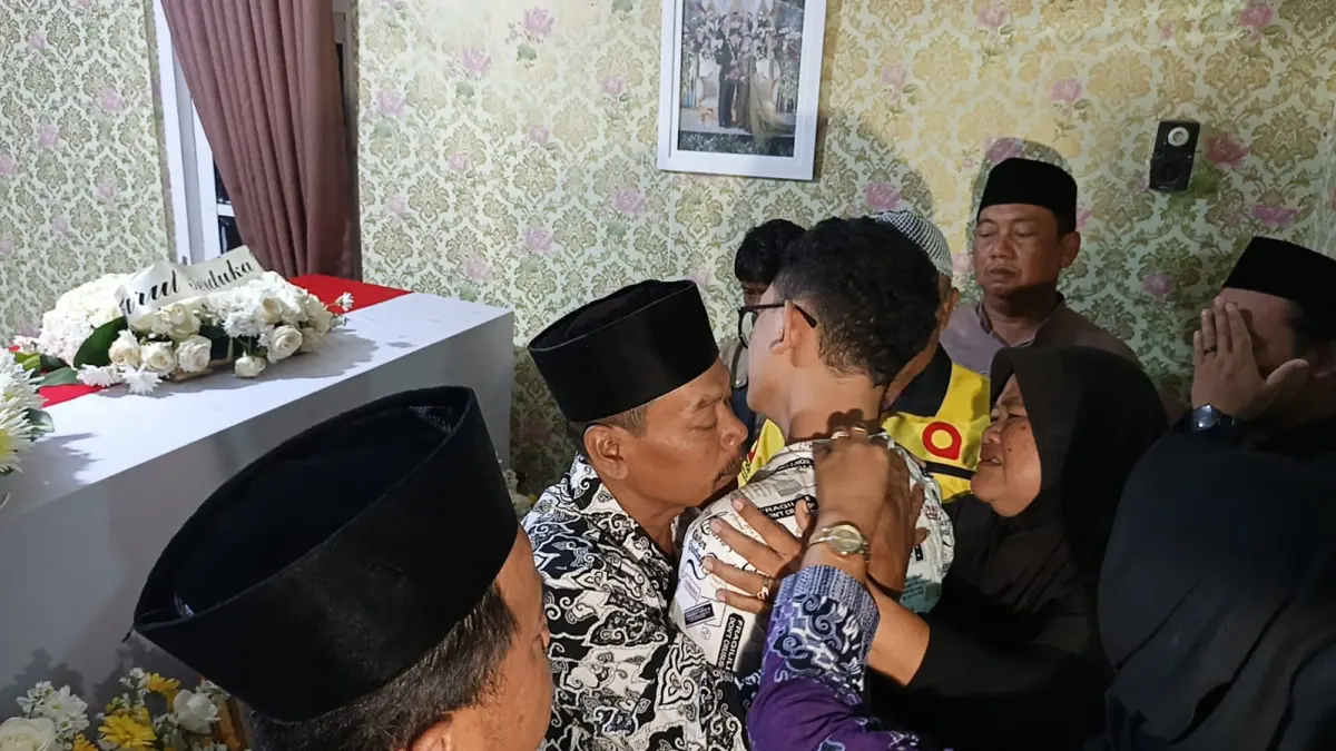 Adik almarhum Serka Anumerta Ichwan, Muhammad Fitrian Afif Efendi, 16, tak kuasa menahan tangis. Dia sampai lemas dan harus dibantu oleh keluarga. (ROFIK SYARIF GP/JAWA POS RADAR MAGELANG)&nbsp;