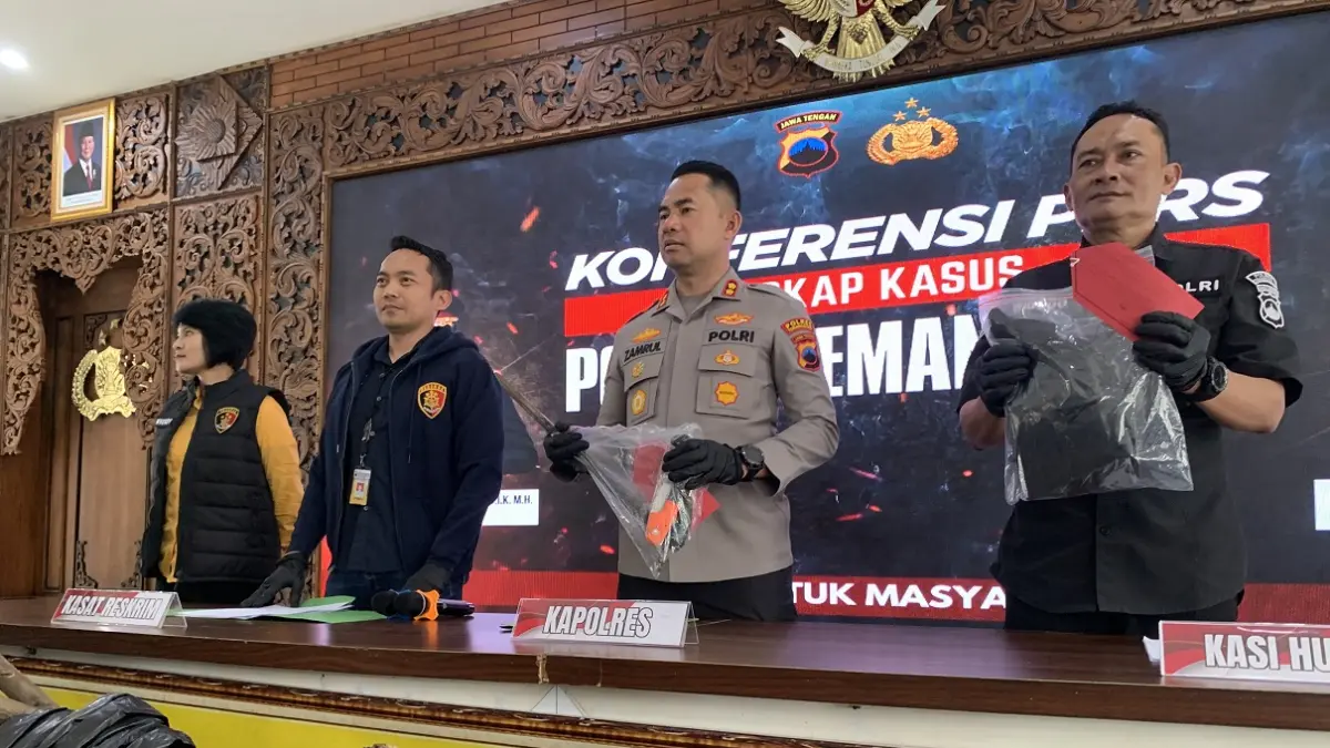 Beberapa barang bukti ditunjukkan Kapolres Temanggung bersama jajarannya dalam ungkap kasus pencurian di Alfamart Parakan. (Devi Khofifatur Rizqi/Jawa Pos Radar Magelang)