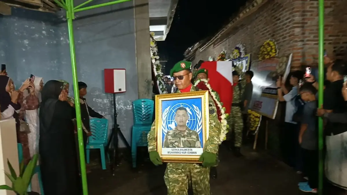 Jenazah Serka Muhammad Nut Ichwan tiba di rumah duka di Deyangan, Mertoyudan, Mungkid, Sabtu (4/4/2026) malam.