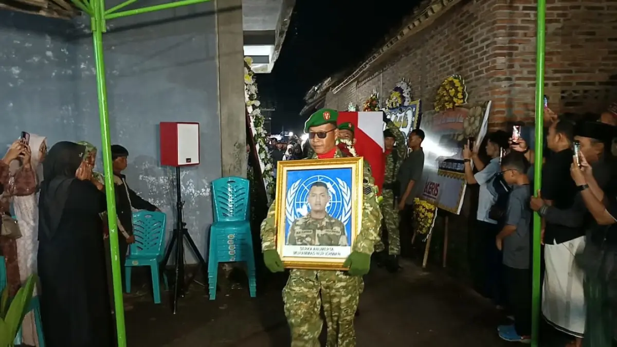 Kedatangan jenazah almarhum Sersan Kepala (Serka) Anumerta Muhammad Nur Ichwan di rumah duka di Desa Deyangan, Kecamatan Mertoyudan, disambut oleh keluarga, kerabat, dan sejumlah pelayat. (ROFIK SYARIF/ JAWAPOS RADAR MAGELANG)