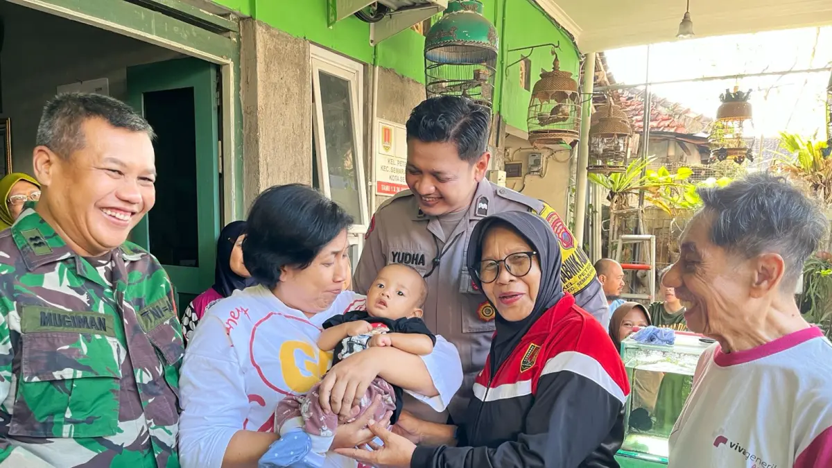 Lurah Peterongan Ermawati menggendong bayi berusia 6 bulan yang ditemukan di tempat cucian warga di Peterongan Tengah, Semarang Selatan (ISTIMEWA)