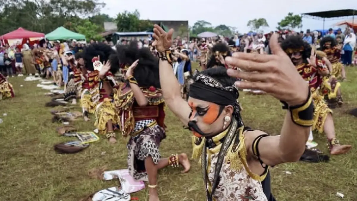 Pelaku seni saat pentas di wilayah Kabupaten Temanggung. Kelompok kesenian mendapatkan dana hibah untuk mendukung pelestarian seni budaya. (Istimewa)