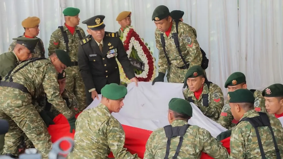 Sersan Kepala (Serka) Anumerta Muhammad Nur Ichwan dimakamkan secara militer di Taman Makam Pahlawan (TMP) Giri Dharmoloyo 2, Cawang, Kota Magelang, Minggu (5/4/2026) pagi. (ISTIMEWA)