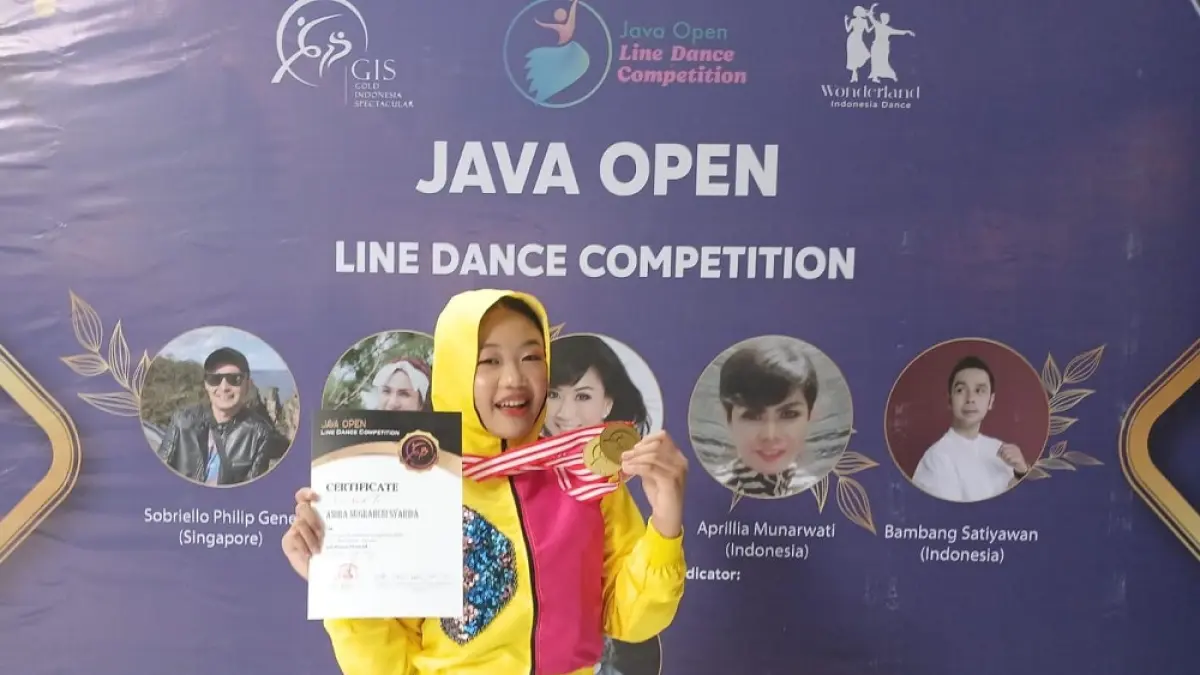 Amira Nugraheni Syahida saat menerima medali penghargaan