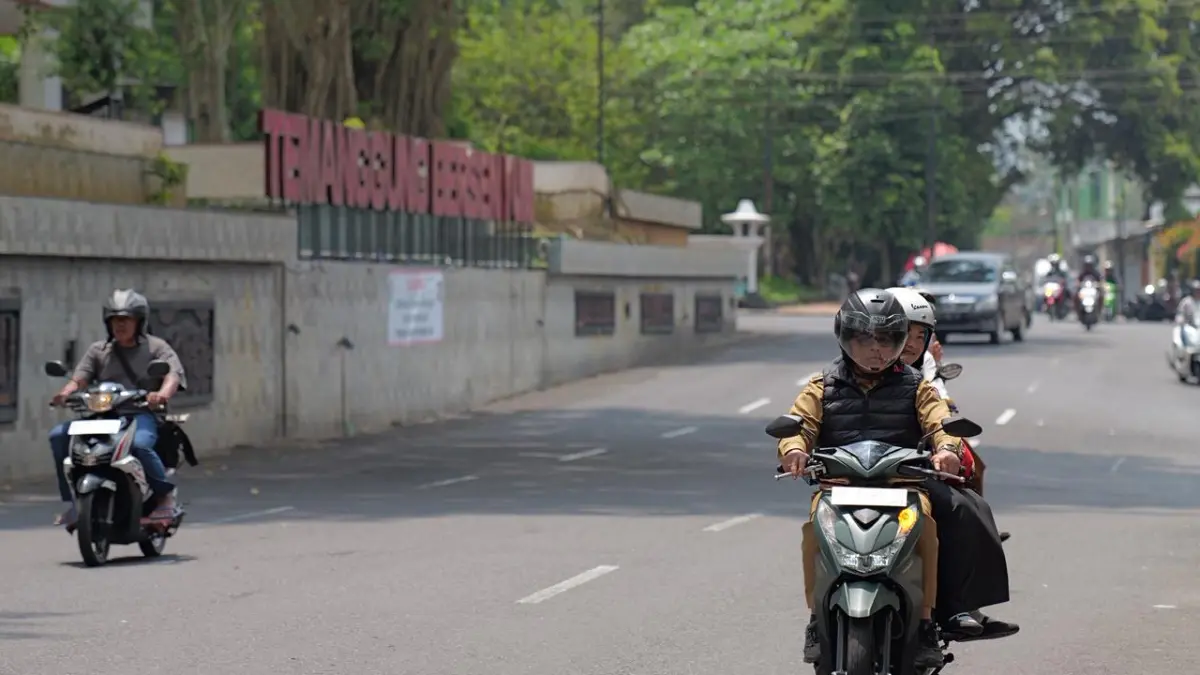 Bupati Temanggung Agus Setyawan memboncengkan istrinya Panca Dewi mengendarai sepeda motor saat menjalankan tugas kedinasan di wilayah dalam kota Temanggung. (Istimewa)