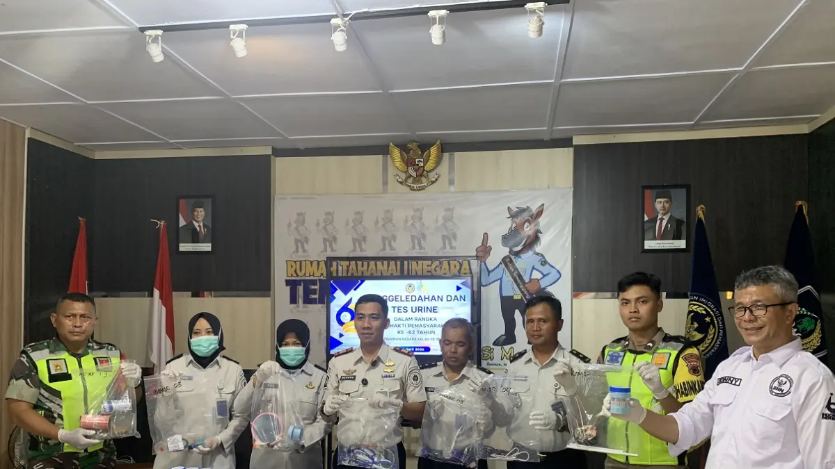 Petugas menunjukan barang sitaan hasil penggeledahan dari kamar penghuni Rutan Temanggung, Senin (6/4/2026). Devi Khofifatur Rizqi/ Jawa Pos Radar Magelang