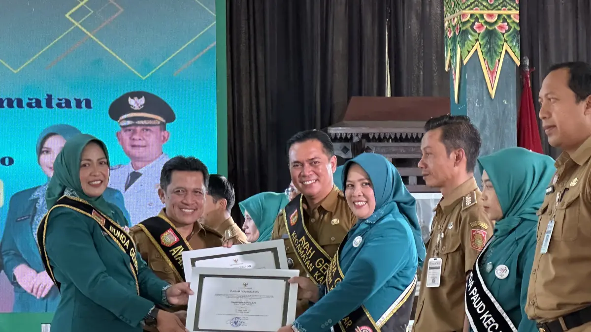 Bupati  Afif Nurhidayat bersama Ketua TP PKK Kabupaten Wonosobo Dyah Afif Nurhidayat usai melantik Ketua TP PKK Kecamatan Kalikajar dalam acara peringatan Hari Kesatuan Gerak (HKG) PKK ke-54 Tahun 2026 di Pendopo Kabupaten, Selasa (7/4/2026). (Diskominfo Wonosobo)