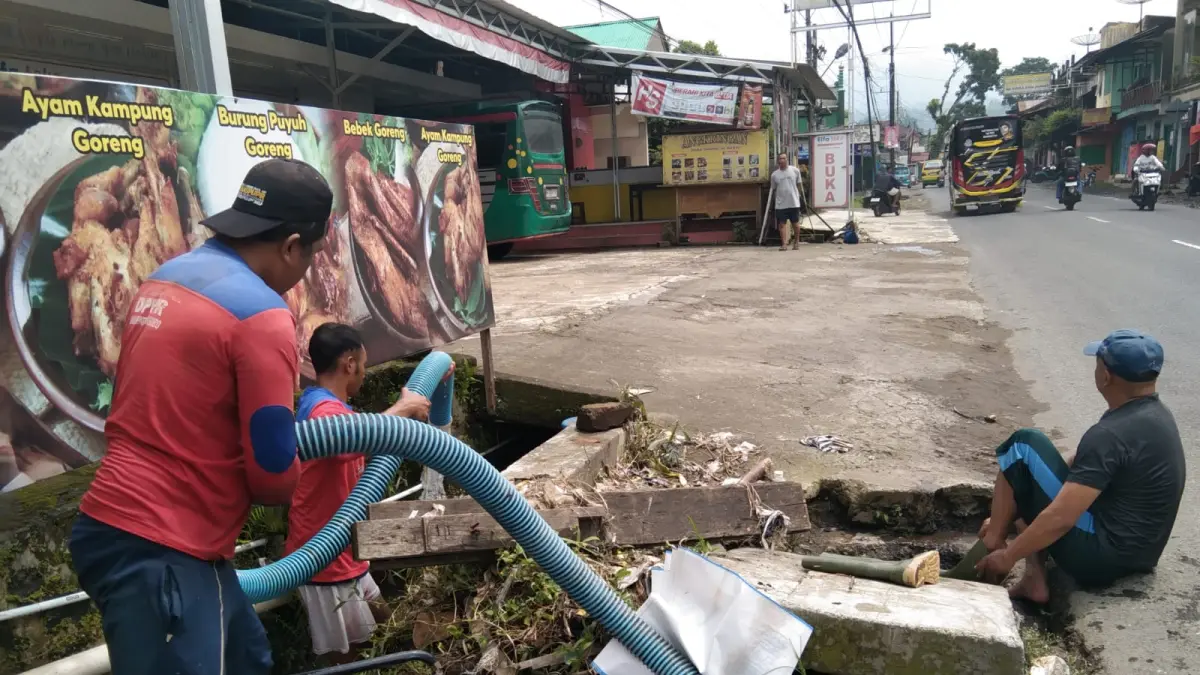 Pembenahan dan pembersihan saluran drainase oleh petugas dari bidang SDA DPU PR Kabupaten Wonosobo pasca terjadi banjir beberapa waktu lalu. (Bidang SDA DPUPR for Jawa Pos Radar Magelang).