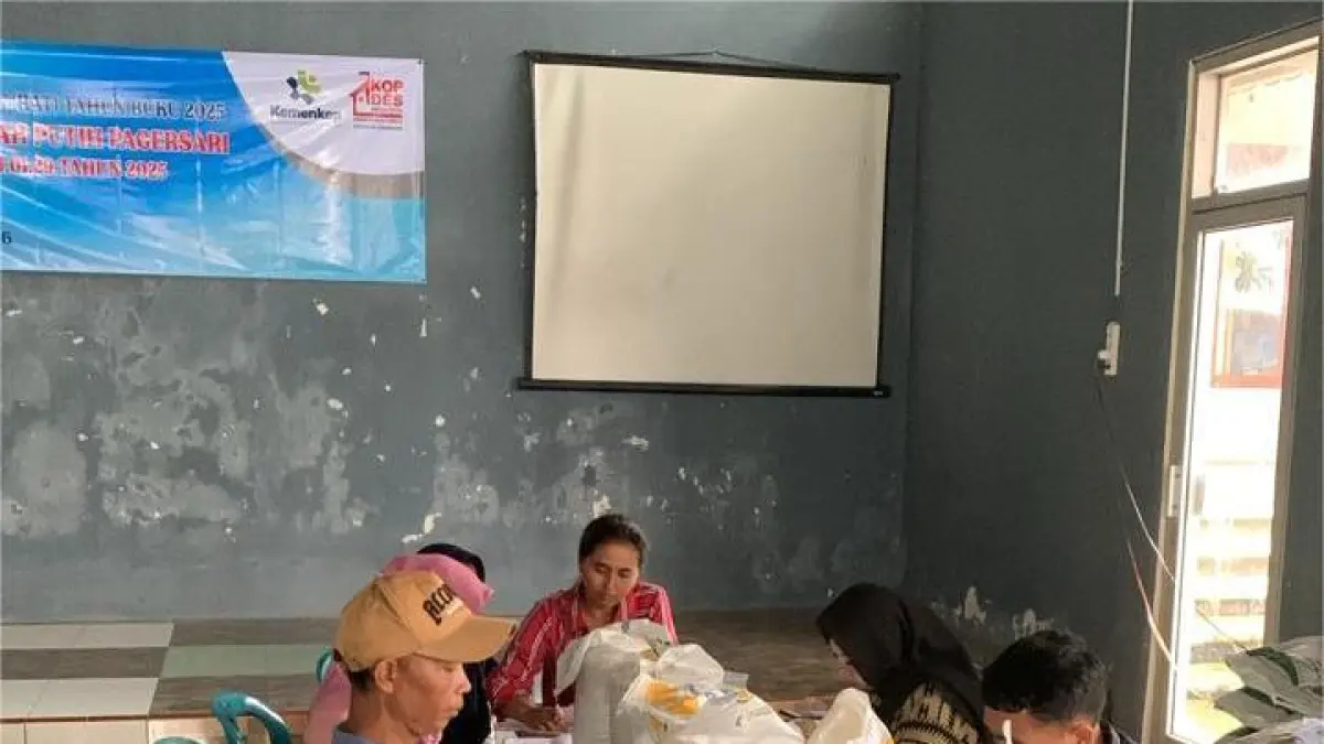 Penyaluran bantuan cadangan beras oleh Bulog Kancab Magelang di Desa Pagersari, Kecamatan Tlogomulyo, Kabupaten Temanggung, Selasa (7/4/2026).