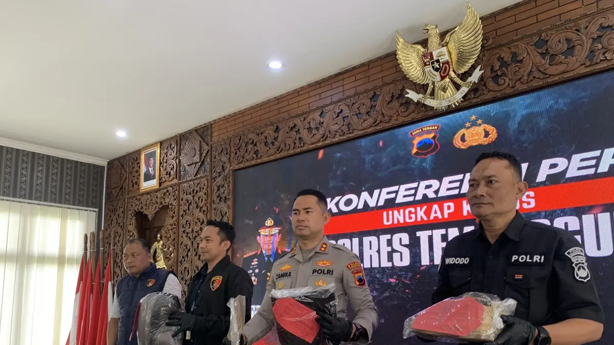 Polisi menunjukkan barang bukti aksi penganiayaan yang terjadi di kamar hotel di wilayah Kedu. (Devi Khofifatur Rizqi/Jawa Pos Radar Magelang).