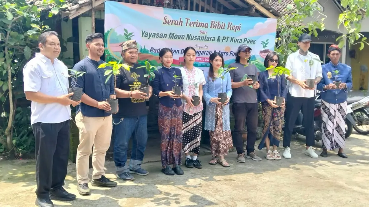Ribuan bibit kopi diserahkan kepada masyarakat di kawasan Borobudur sebagai bagian dari upaya pemberdayaan ekonomi sekaligus pelestarian lingkungan berbasis agroforestry. (ISTIMEWA)