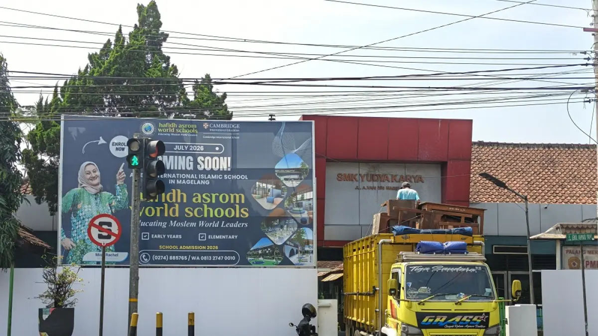 Truk mengakut meja kursi keluar dari SMK Yudya Karya Magelang untuk dipindahkan ke SMK Adhi Yudya Karya Kendal. (ROFIK SYARIF/ JAWAPOS RADAR MAGELANG)