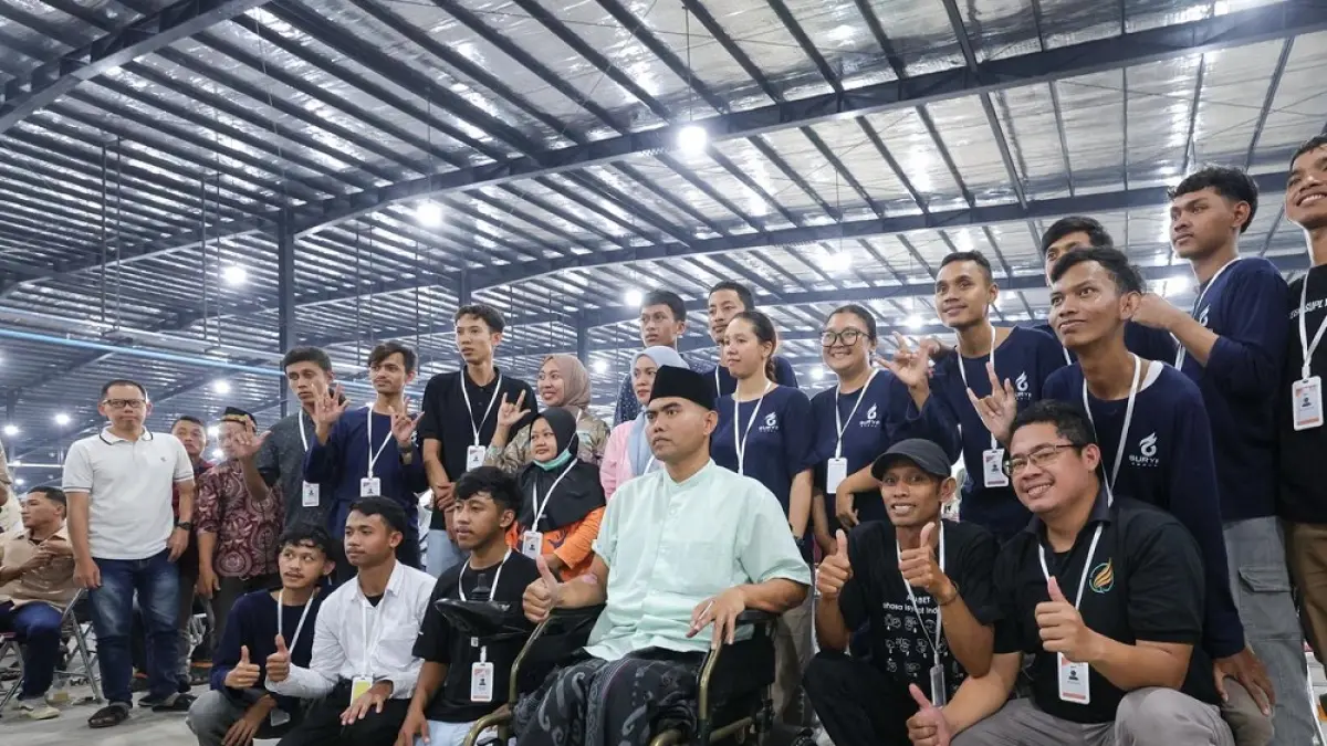 Bos rokok HS sekaligus CEO Surya Group Company Muhammad Suryo bersama sejumlah karyawan penyandang disabilitas. (ISTIMEWA)