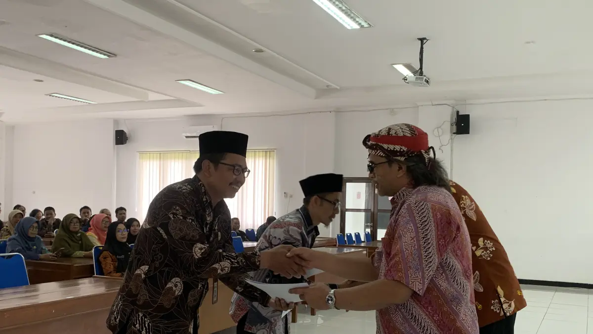 Bupati Temanggung Agus Setyawan menyerahkan SK mutasi kepada kepsek di Aula Dindikpora, Kamis (9/4/2026). (Devi Khofifatur Rizqi/Jawa Pos Radar Magelang).