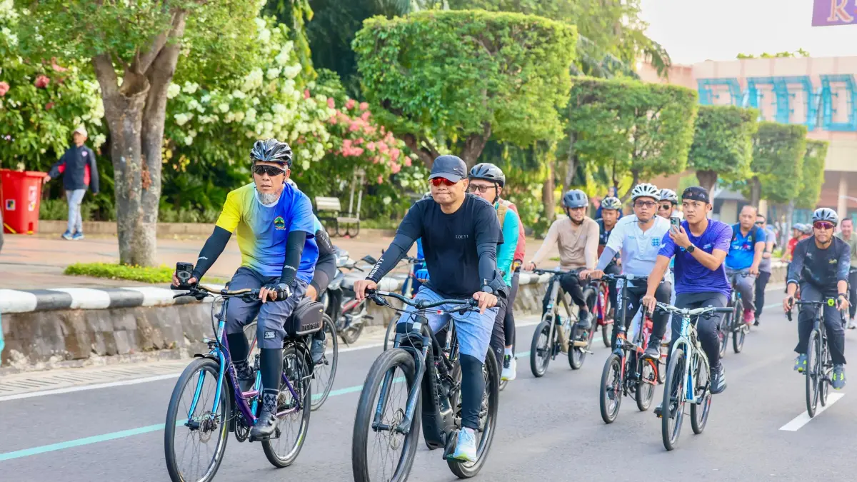 Gubernur Jawa Tengah Ahmad Luthfi gowes bersama pejabat lain, Kamis (9/4/2026) saat berangkat ke kantor. Ini bukan gowes biasa namun dalam rangka hemat anggaran dan peduli lingkungan yang diharapkan menjadi kebiasaan sehari-hari. (Istimewa)