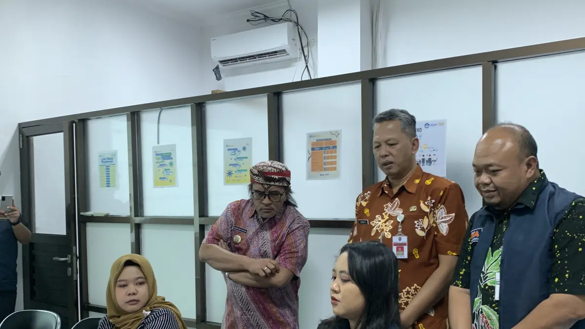 Petugas posko aduan melakukan pemantauan manakala terjadi gangguan dalam pelaksanaan TKA di wilayah Kabupaten Temanggung, Kamis (9/4/2026). (Devi Khofifatur Rizqi/Jawa Pos Radar Magelang)