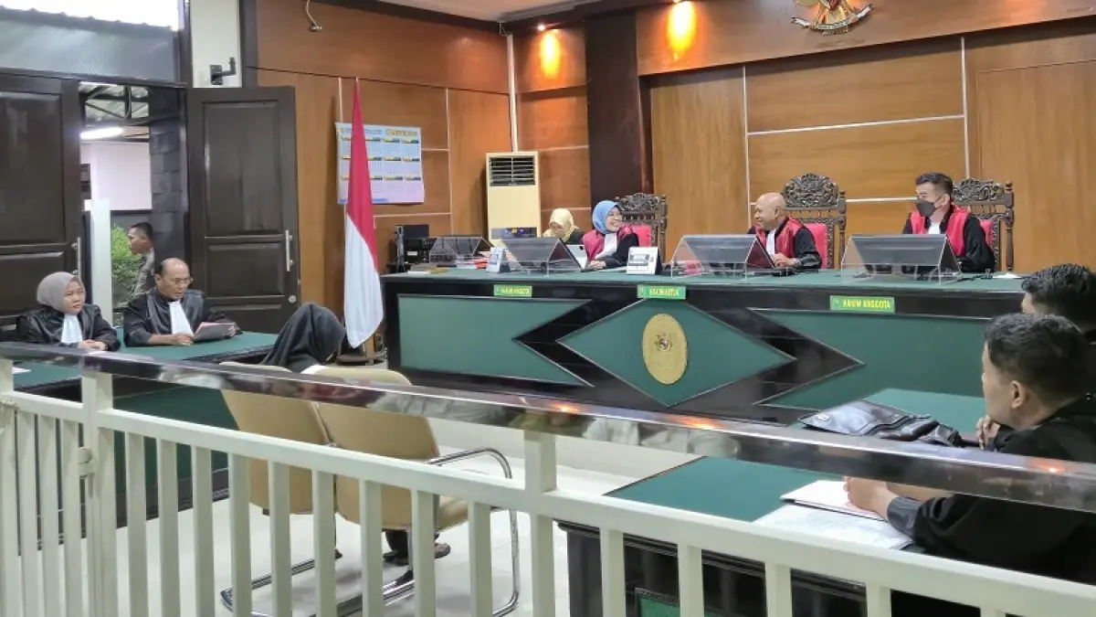 Sidang pembacaan tuntutan terdakwa kasus penipuan jual beli tanah oleh Kajari Kabupaten Magelang Robin Abdi Ketaren di PN Mungkid, Rabu (8/4/2026). (ROFIK SYARIF GP/ JAWAPOS RADAR MAGELANG)