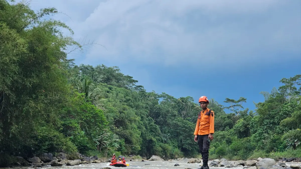 Tim gabungan melakukan pencarian korban hanyut di Kali Progo. (BPBD Temanggung for Jawa Pos Radar Magelang)