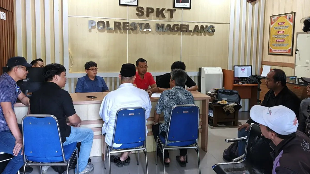 Warga Desa Sambeng membuat laporan polisi di Polresta Magelang dan diterima langsung Wakasat Reskrim Polresta Magelang AKP Toyib Riyanto di ruang SPKT, Rabu (8/4/2026). (ROFIK SYARIF GP/JAWA POS RADAR MAGELANG)

&nbsp;