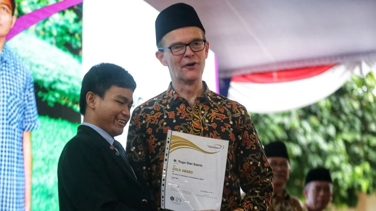 Duta Besar Inggris untuk Indonesia Dominic Jermey memberikan penghargaan emas Duke of Edinburgh’s International Award kepada disabilitas netra.