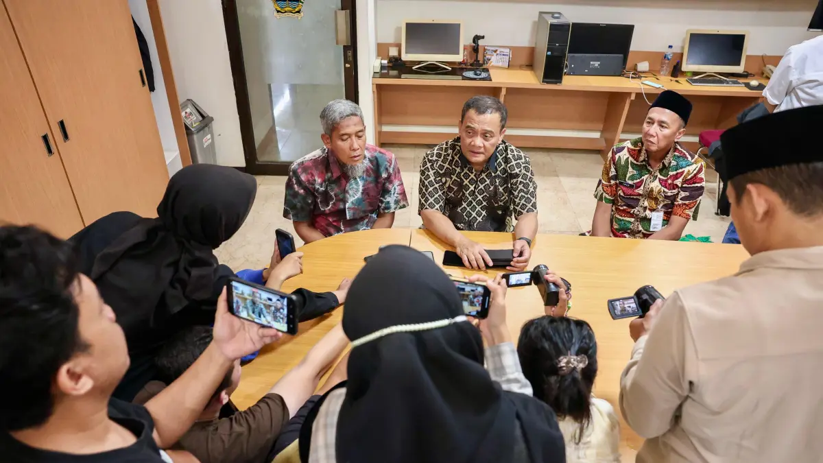 Gubernur Ahmad Luthfi bersama Sekda Jateng Sumarno memberikan keterangan kepada awak media mengenai pelaksanan WFH untuk ASN. (Istimewa)