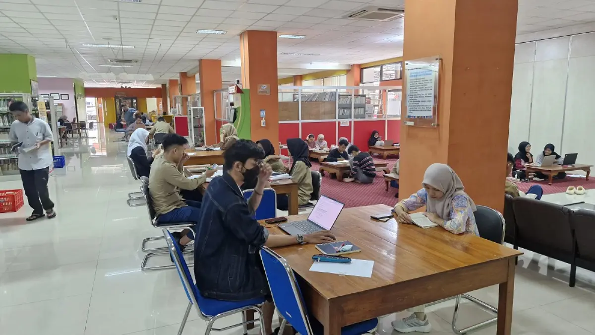 Perpustakaan Umum Kota Magelang setiap hari dikunjungi ratusan orang karena tempatnya yang bersih, luas, dan nyaman. (PUPUT PUSPITASARI/JAWA POS RADAR MAGELANG)