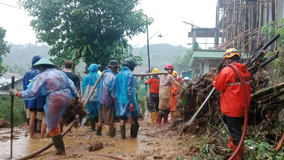 Petugas bersama warga menangani longsor yang menutup jalan Jumat (10/4/2026). (Istimewa)