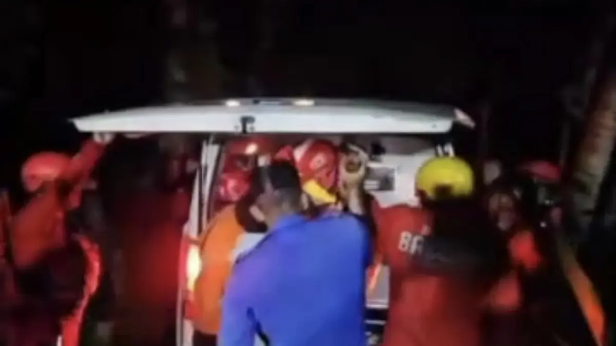 Petugas melakukan evakuasi jenazah MAR, bocah yang hanyut di Kali Progo. (Istimewa)